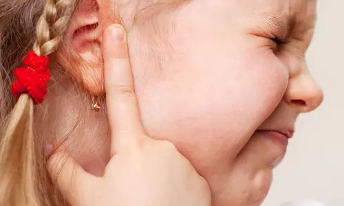 കുഞ്ഞ് ചെവിയിലെന്തെങ്കിലും ഇട്ടോ, അല്ലേല്‍ പ്രാണി പോയോ....