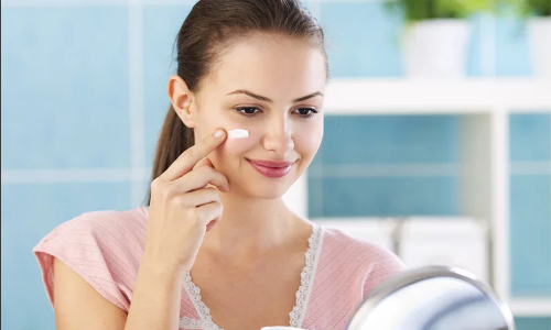 വെളുക്കാനായി ക്രീമുകള്‍ മാറിമാറി പരീക്ഷിക്കുന്നവരാണോ നിങ്ങള്‍?