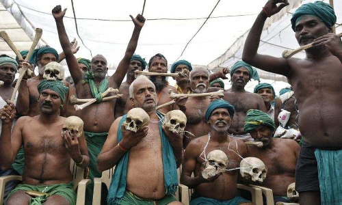 ആത്മഹത്യ ചെയ്ത കര്ഷകരുടെ തലയോട്ടിയുമായി കര്ഷക മാര്ച്ച് ആത്മഹത്യ ചെയ്ത കര്ഷകരുടെ തലയോട്ടിയുമായി കര്ഷക മാര്ച്ച്