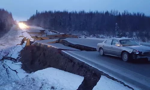 അമേരിക്കയില്‍ അതിശക്തമായ ഭൂകമ്പം; റോഡുകള്‍ പിളര്‍ന്നു