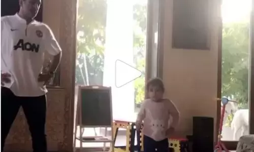 ധോണിയെ ഡാന്‍സ് പഠിപ്പിച്ച് സൈവ