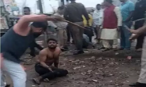 പൊതുസ്ഥലത്ത് പൊലീസ് നോക്കിനില്‍ക്കെ യുവാവിന് എ.എ.പി എം.എല്‍.എയുടെ മര്‍ദ്ദനം: വീഡിയോ വൈറല്‍