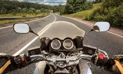 ഹെല്മെറ്റില്ലാതെ ബൈക്ക് ഓടിച്ച മന്ത്രിക്ക് കോടതിയുടെ നോട്ടീസ് ഹെല്മെറ്റില്ലാതെ ബൈക്ക് ഓടിച്ച മന്ത്രിക്ക് കോടതിയുടെ നോട്ടീസ്