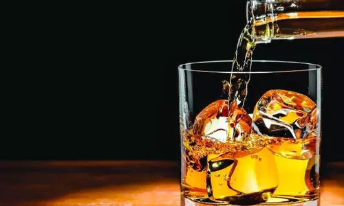 പാല് വണ്ടിയില് മദ്യം വിതരണം ചെയ്ത യുവാവ് അറസ്റ്റില് പാല് വണ്ടിയില് മദ്യം വിതരണം ചെയ്ത യുവാവ് അറസ്റ്റില്