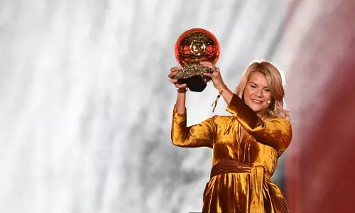 വനിതാ താരത്തിനുള്ള ബാലൻ ഡി ഓർ; വിവാദമായി അവതാരകന്റെ മോശം ‘അഭ്യർത്ഥന’