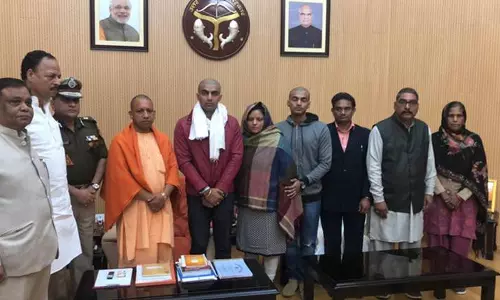 ബുലന്ദ്ശഹര്‍ ആക്രമണത്തില്‍ കൊല്ലപ്പെട്ട പൊലീസ്  ഉദ്യോഗസ്ഥന്‍റെ കുടുംബം യോഗി ആദിത്യനാഥുമായി കൂടിക്കാഴ്ച നടത്തി