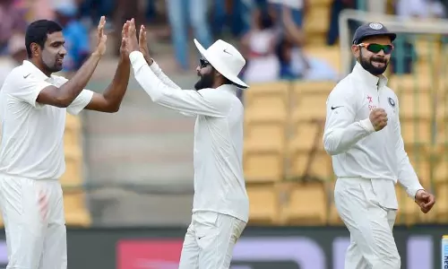 അഡ്ലെയ്ഡ് ടെസ്റ്റ്; ആസ്ത്രേലിയക്ക് ബാറ്റിംഗ് തകര്‍ച്ച