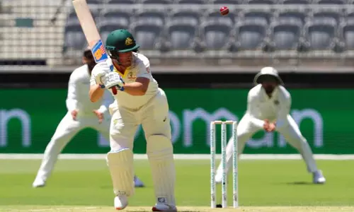 പെര്‍ത്ത് ടെസ്റ്റ്; ആസ്ത്രേലിയക്ക് രണ്ടു വിക്കറ്റ് നഷ്ടമായി