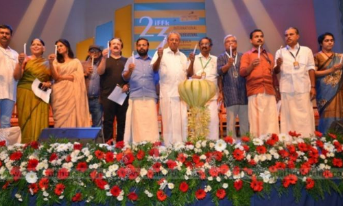 പ്രളയത്തെ അതിജീവിച്ച കേരളത്തിന്റെ കരുത്ത് ഓര്‍മിപ്പിച്ച് ചലച്ചിത്രമേളക്ക് തിരിതെളിഞ്ഞു