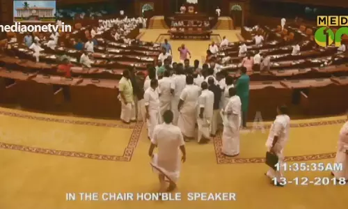 പ്രതിപക്ഷത്തിന്റെ വർഗീയമതിൽ ഭരണപക്ഷത്തിന്റെ അഭിമാനമതിൽ 