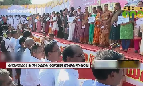 ചരിത്രമെഴുതി വനിതാ മതിൽ 