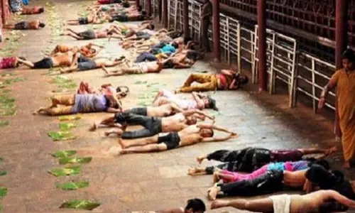 ഇനി എച്ചില്‍ ഇലയില്‍ ഉരുളേണ്ട; മഡെ സ്നാനയും എഡെ സ്നാനയും നിരോധിച്ചു 