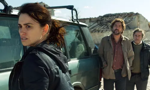 അസ്ഹർ ഫർഹാദി വീണ്ടും മികവ് തെളിയിച്ചോ..? എവരിബഡി നോസ് റിവ്യു വായിക്കാം