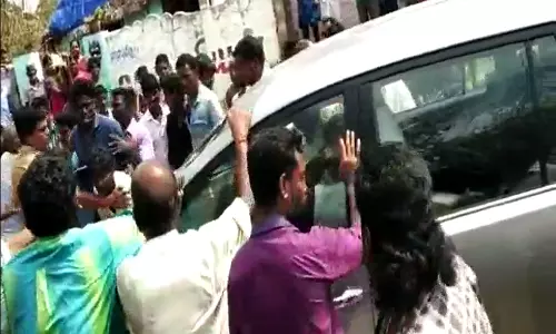 ദുരന്ത സമയത്ത് തിരിഞ്ഞു നോക്കിയില്ല; പ്രദേശം സന്ദര്‍ശിക്കാനെത്തിയ മന്ത്രിക്ക് നേരെ അരിവാള്‍ വീശി ഗജ ദുരിതബാധിതര്‍