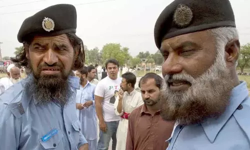 ‘തന്നെ പാക്കിസ്താന്റെ പ്രധാനമന്ത്രിയാക്കണം’; സെല് ഫോണ് ടവറില് കയറി ആത്മഹത്യാ ഭീഷണി മുഴക്കി യുവാവ് ‘തന്നെ പാക്കിസ്താന്റെ പ്രധാനമന്ത്രിയാക്കണം’; സെല് ഫോണ് ടവറില് കയറി ആത്മഹത്യാ ഭീഷണി മുഴക്കി യുവാവ്