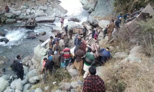 ജമ്മു കശ്മീരില്‍ ബസ് കൊക്കയിലേക്ക് മറിഞ്ഞ് 11 മരണം