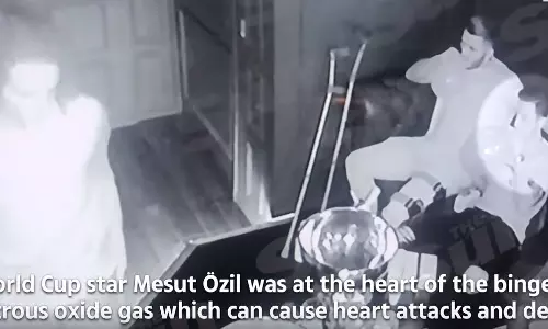 ചിരിവാതകം ശ്വസിക്കുന്ന ആഴ്‌സണല്‍ താരങ്ങളുടെ വീഡിയോ പുറത്ത്