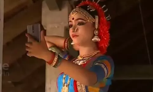 മൊബൈലില്‍ നോക്കി ഒരുങ്ങുന്ന കലോത്സവകാലം