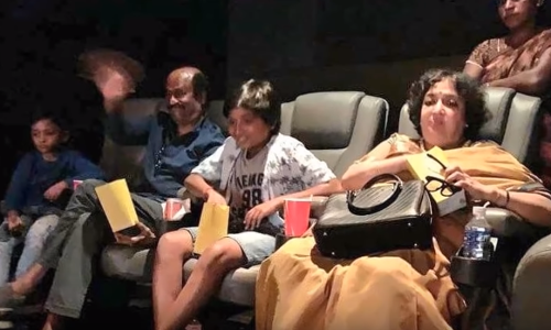 സീറ്റുണ്ടായിരുന്നിട്ടും വീട്ടുജോലിക്കാരിയെ നിര്‍ത്തി സിനിമ കാണിച്ചു: രജനികാന്തിനെതിരെ വന്‍ ജനരോഷം