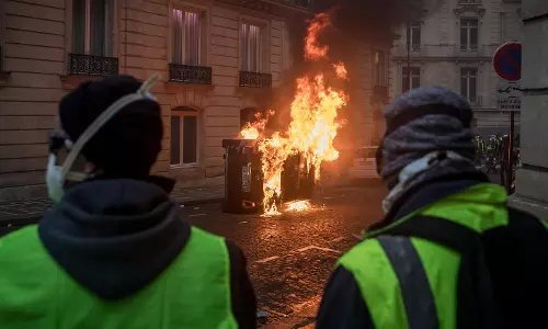സര്‍ക്കാരിന്റെ ജനവിരുദ്ധ നയങ്ങളില്‍ പ്രതിഷേധിച്ച്  പൊട്ടിപ്പുറപ്പെട്ട പ്രക്ഷോഭം ഫ്രാന്‍സില്‍ ആളിപ്പടരുന്നു