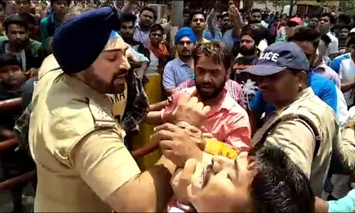 ആള്‍ക്കൂട്ട അക്രമത്തില്‍ നിന്ന് യുവാവിനെ രക്ഷിച്ച് പൊലീസ്; വീഡിയോ കാണാം..