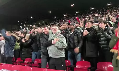 അന്ധനായ  ഫുട്ബോള്‍ ആരാധകന്റെ കൂട്ടുകാരനൊപ്പമുള്ള ഗോള്‍ ആഘോഷം; കണ്ണ് നനയിക്കും ഈ വീഡിയോ