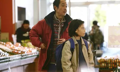 ജീവിക്കാനും മരിക്കാനും മണ്ണ് തേടുന്നവര്; ഷോപ്പ് ലിഫ്റ്റേഴ്സ് റിവ്യൂ ജീവിക്കാനും മരിക്കാനും മണ്ണ് തേടുന്നവര്; ഷോപ്പ് ലിഫ്റ്റേഴ്സ് റിവ്യൂ