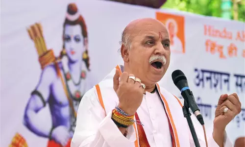 കര്‍ഷക ആത്മഹത്യക്ക് കാരണം മോദിയുടെ പിഴച്ച നയങ്ങളെന്ന് തൊഗാഡിയ