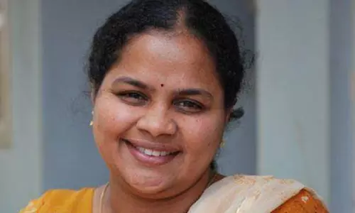 ‘ആദ്യം വാരിപ്പുണരുക, പിന്നെ തള്ളിപ്പറയുക’, അതാണ് മഞ്ജുവിന്റെ സ്വഭാവം, പാര്‍വതിയെ ബലിയാടാക്കി; രൂക്ഷവിമര്‍ശവുമായി സിന്ധു ജോയി