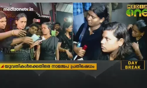കെട്ട് നിറയ്ക്കാന്‍ വിസമ്മതിച്ച് പൂജാരിമാര്‍, ആറ് മണിക്കൂര്‍ തടഞ്ഞ് സംഘ്പരിവാര്‍ പ്രവര്‍ത്തകര്‍, മനിതി മടങ്ങി