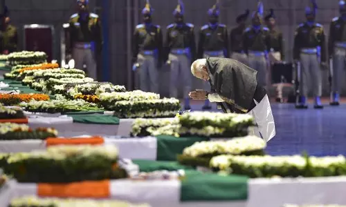 പുല്‍വാമ ഭീകരാക്രമണം; കൊല്ലപ്പെട്ട സൈനികര്‍ക്ക് പ്രധാനമന്ത്രി നരേന്ദ്രമോദി അന്തിമോപചാരം അര്‍പ്പിച്ചു