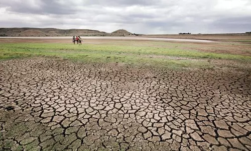 കുടിവെള്ള ക്ഷാമത്തില്‍ പൊറുതിമുട്ടി കൊല്ലംപറമ്പുകാര്‍; വെള്ളം ശേഖരിക്കുന്നത് പുഴയില്‍ കുഴി കുത്തി