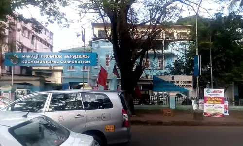 കൊച്ചി കോര്‍പ്പറേഷനു മുന്നില്‍ സമരം ചെയ്യുന്ന ശുചീകരണ തൊഴിലാളികള്‍ക്ക് മര്‍ദ്ദനം