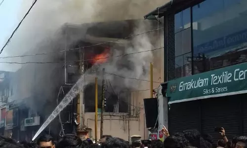 മിഠായിത്തെരുവില്‍ അനധികൃത പാര്‍ക്കിംഗ്; ഫയര്‍ഫോഴ്സിനും ബുദ്ധിമുട്ടാകുന്നു