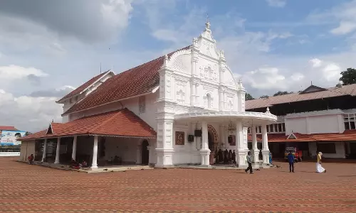 കോതമംഗലം പള്ളിയില്‍ സംഘര്‍ഷം; പ്രതിഷേധക്കാരെ അറസ്റ്റ് ചെയ്തു നീക്കി