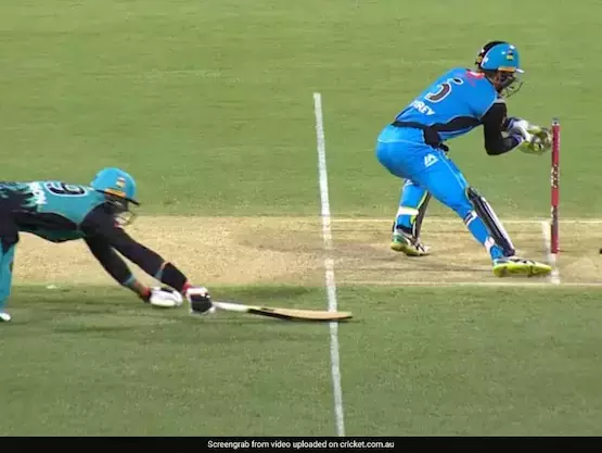 ഇതെന്തൊരു റണ്‍ ഔട്ട്?  വിശ്വസിക്കാനാവാതെ പന്തെറിഞ്ഞ റാഷിദ് ഖാനും 