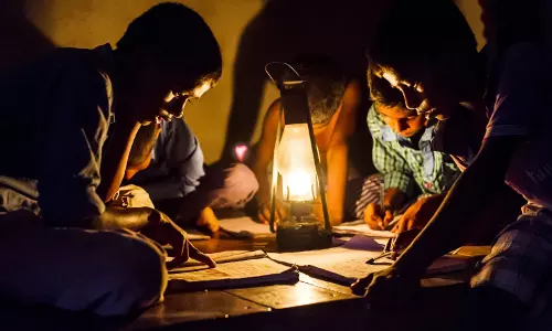 ഇന്ത്യയിലെ ഒരു മില്യണിലധികം വീടുകള് ഇപ്പോഴും ഇരുട്ടില് തന്നെ; കേന്ദ്ര സര്ക്കാര് പദ്ധതി പരാജയം ഇന്ത്യയിലെ ഒരു മില്യണിലധികം വീടുകള് ഇപ്പോഴും ഇരുട്ടില് തന്നെ; കേന്ദ്ര സര്ക്കാര് പദ്ധതി പരാജയം