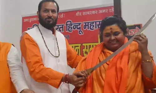 ഗാന്ധി വധം പുനരാവിഷ്കരിച്ച പൂജ പാണ്ഡെയെ ഉടവാള്‍ നല്‍കി ആദരിച്ച് ഹിന്ദുമഹാസഭ 