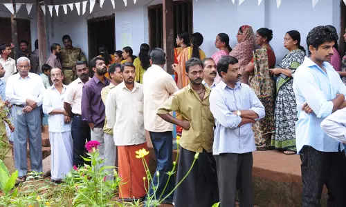 സംസ്ഥാനത്ത് പോളിങിനിടെ ഒന്‍പത് പേര്‍ കുഴഞ്ഞുവീണ് മരിച്ചു