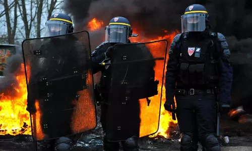 ഫ്രാന്‍സില്‍ പൊലീസുകാരും പ്രക്ഷോഭത്തില്‍