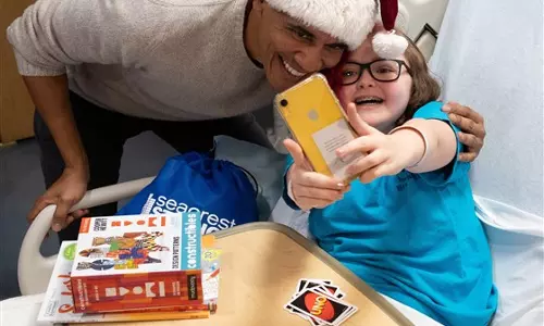 ക്രിസ്മസ് പാപ്പയായി കുട്ടികളുടെ ആശുപത്രിയിലെത്തിയ ഒബാമ 