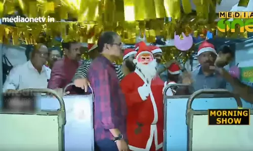 വഞ്ചിനാട് എക്സ്പ്രസിലെ ക്രിസ്തുമസ് ആഘോഷം  