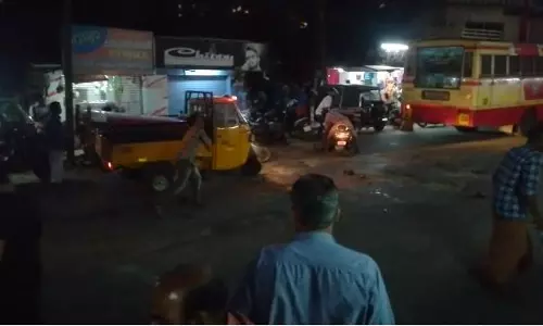 ശബരിമലയില്‍ യുവതികള്‍ കയറി; സംഘ്പരിവാര്‍ തെരുവില്‍ അഴിഞ്ഞാടി