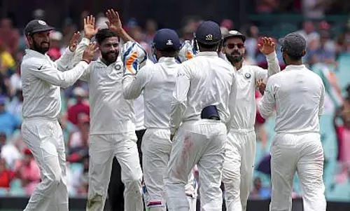 മൂന്നാം ദിനം ഓസീസ് പതറുന്നു