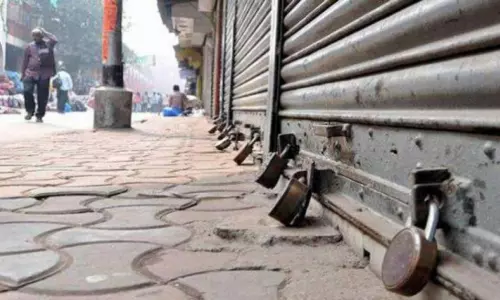 കലാപ ഹര്‍ത്താല്‍; തെരുവില്‍ സംഘ്പരിവാര്‍ അക്രമം, കല്ലേറ്,തീയിടല്‍, മാധ്യമപ്രവര്‍ത്തകരെ തെരഞ്ഞുപിടിച്ച് ആക്രമിച്ചു