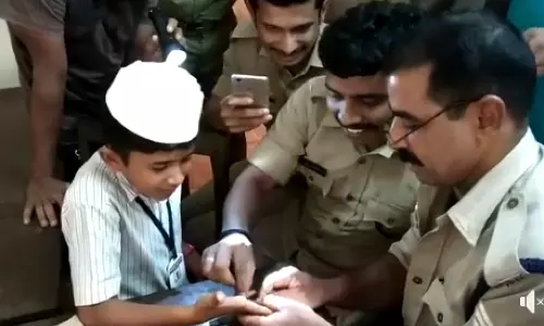 ഇനിയും പാടാനുണ്ട് നിഹാസിന്; പാട്ട് പാടി മോതിരം മുറിച്ച കഥ അവിടെ അവസാനിക്കുന്നില്ല! ഇനിയും പാടാനുണ്ട് നിഹാസിന്; പാട്ട് പാടി മോതിരം മുറിച്ച കഥ അവിടെ അവസാനിക്കുന്നില്ല!