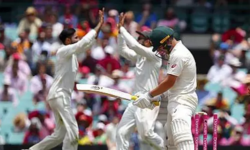 സിഡ്നി ക്രിക്കറ്റ് ടെസ്റ്റ്: വെളിച്ചക്കുറവ് മൂലം കളി നിര്‍ത്തി