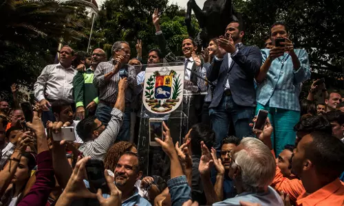 വെനിസ്വേലയില് അധികാര വടംവലി ശക്തമാകുന്നു; രാജ്യത്തിന്റെ രാഷ്ട്രപതി താനാണെന്ന് പ്രഖ്യാപിച്ച് പ്രതിപക്ഷനേതാവ് വാന് ഗെയ്ഡോ വെനിസ്വേലയില് അധികാര വടംവലി ശക്തമാകുന്നു; രാജ്യത്തിന്റെ രാഷ്ട്രപതി താനാണെന്ന് പ്രഖ്യാപിച്ച് പ്രതിപക്ഷനേതാവ് വാന് ഗെയ്ഡോ