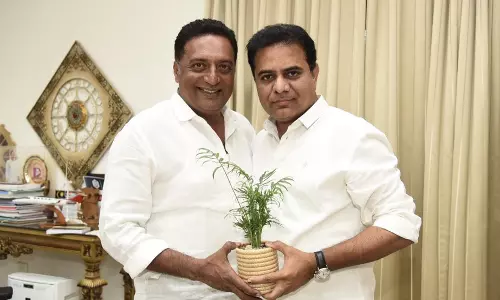 രാഷ്ട്രീയ പ്രവേശനത്തിന് പിന്നാലെ ടി.ആര്‍.എസ് നേതാവിനെ സന്ദര്‍ശിച്ച് പ്രകാശ് രാജ്