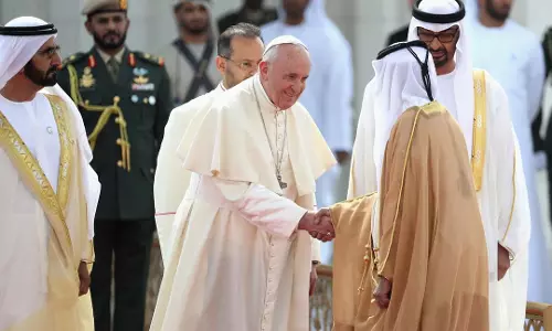 മുസ്ലിം- ക്രൈസ്തവ സൗഹാര്ദ്ദത്തിന്റെ ചരിത്ര രേഖകള് സമ്മാനിച്ച് മാര്പ്പാപ്പയും യു.എ.ഇ രാഷ്ട്രനേതാക്കളും മുസ്ലിം- ക്രൈസ്തവ സൗഹാര്ദ്ദത്തിന്റെ ചരിത്ര രേഖകള് സമ്മാനിച്ച് മാര്പ്പാപ്പയും യു.എ.ഇ രാഷ്ട്രനേതാക്കളും